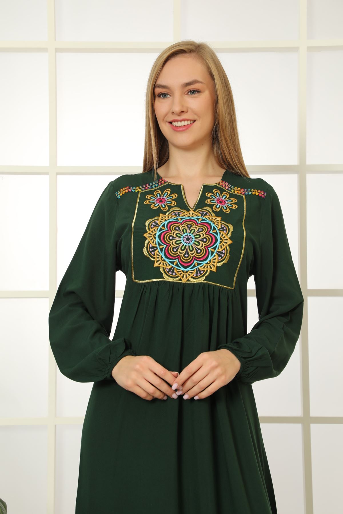Laila Kadın Yeşil Nakışlı Düz Maxi Viskon Elbise