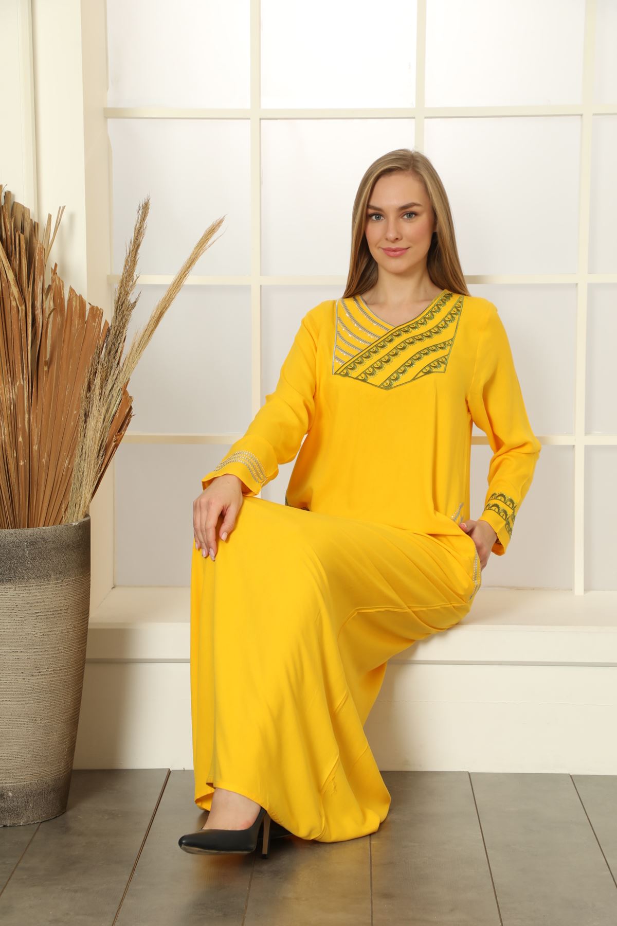 Laila Kadın Sarı Nakışlı Düz Maxi Viskon Elbise