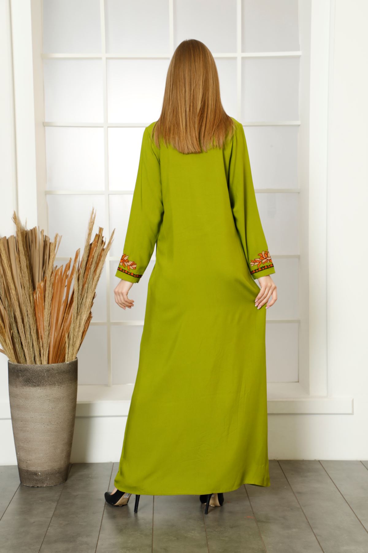 Laila Kadın Fıstık Yeşili Nakışlı Düz Maxi Viskon Elbise