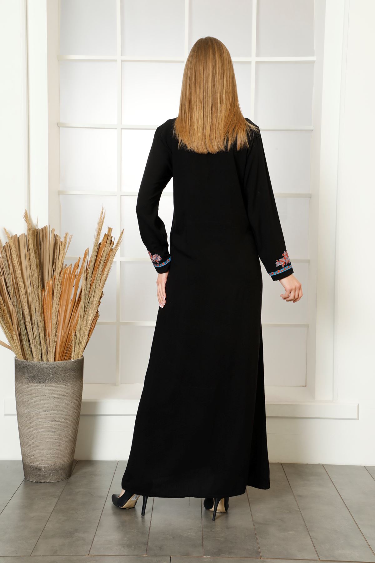 Laila Kadın Siyah Nakışlı Düz Maxi Viskon Elbise