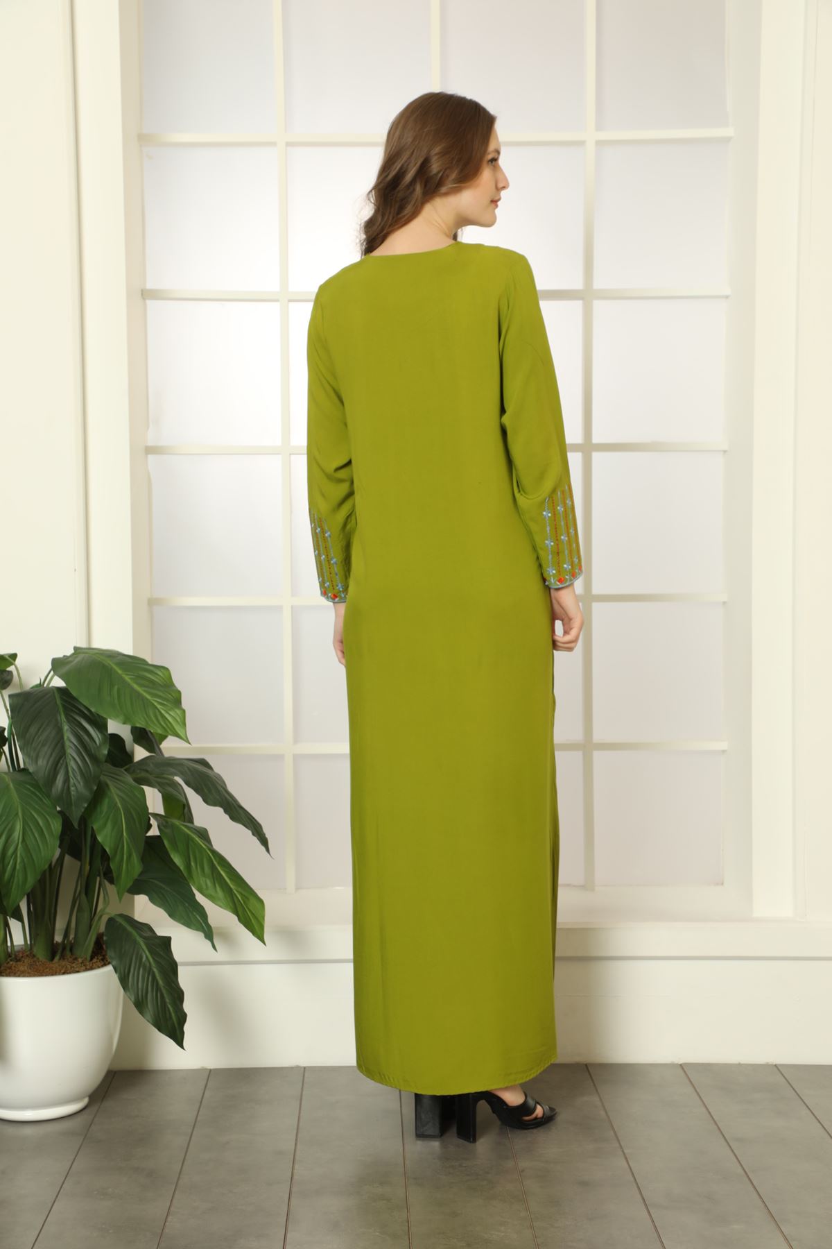 Laila Kadın Fıstık Yeşil Nakış İşlemeli Düz Maxi Viskon Elbise