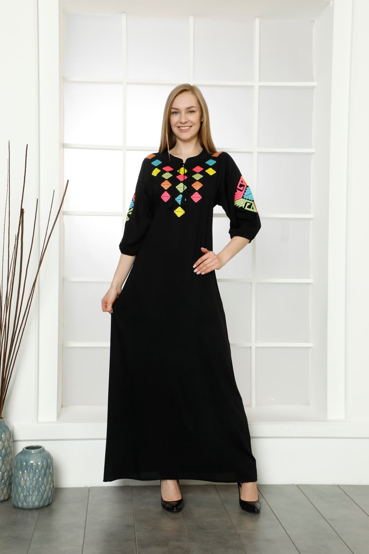 Laila Kadın Siyah Nakış İşlemeli Düz Maxi Viskon Elbise