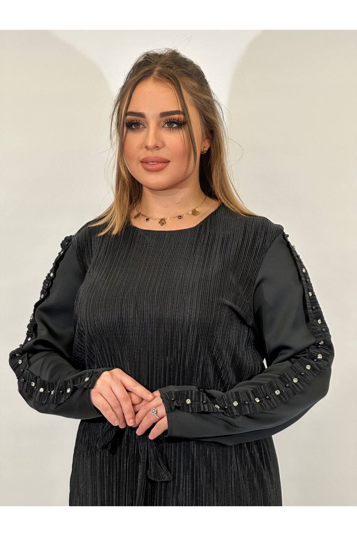 Laila Kadın Siyah Uzun Kollu Beli Kuşaklı Fitilli Pliseli Kumaş Elbise