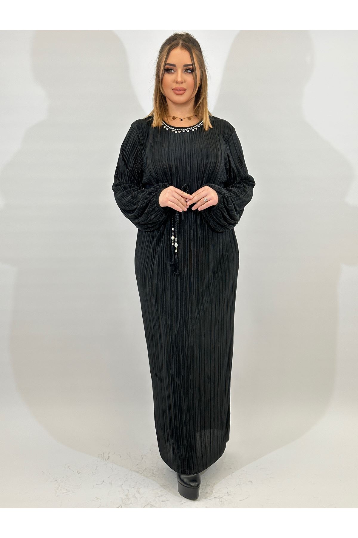 Laila Kadın Siyah Uzun Kollu Beli Kemerli Fitilli Pliseli Kumaş Elbise